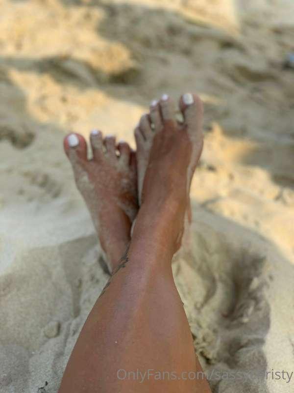 Like my sandy feet? 👣 😜😋