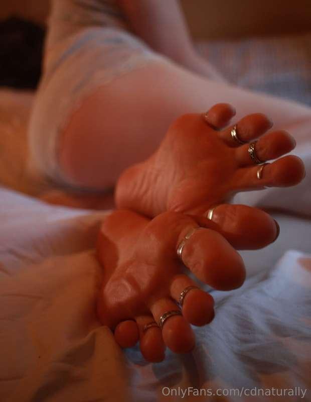 I love when you show my feet some attention..