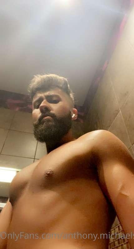 POV you're sucking me in the locker room after chest day