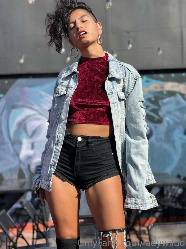 😇In the street is an angel, in the bed a broken😈