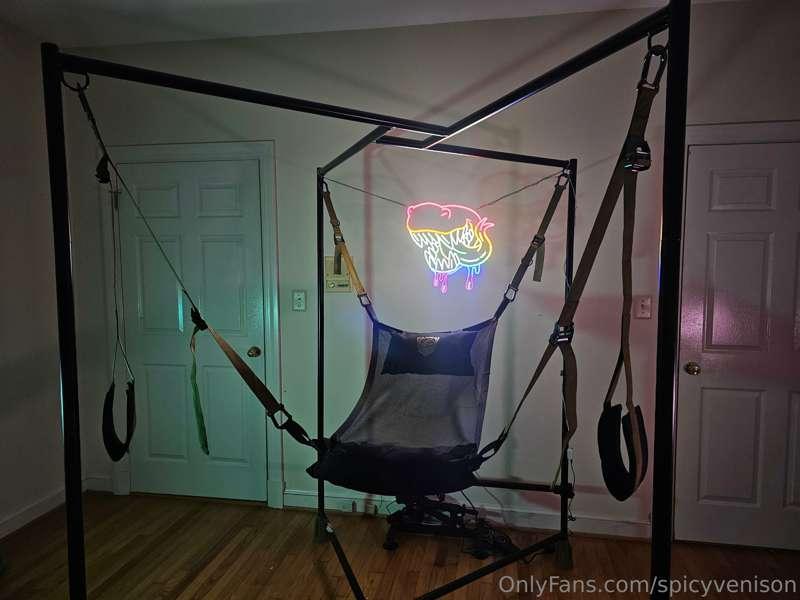 Behind the scenes setup of the new horny room at home >:9