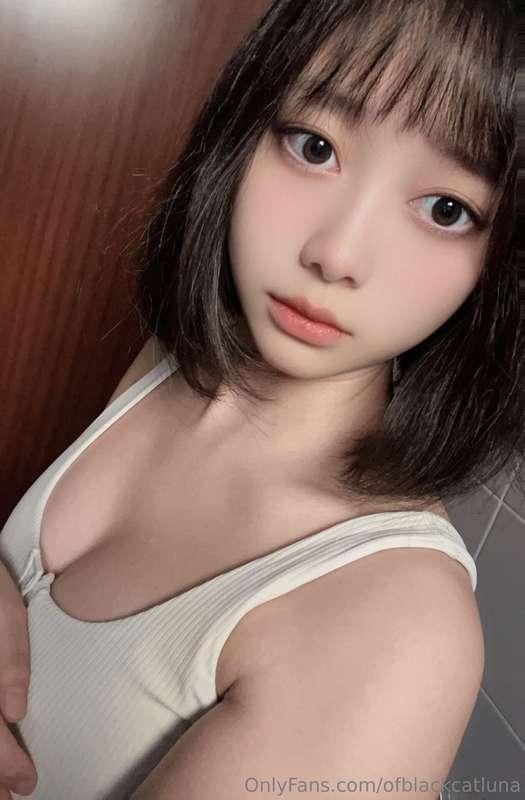 I love taking selfies and being sneaky我喜欢自拍和偷偷摸摸