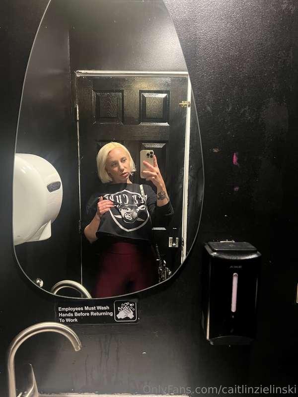 Love being naughty in restrooms & making people wait 😈👅