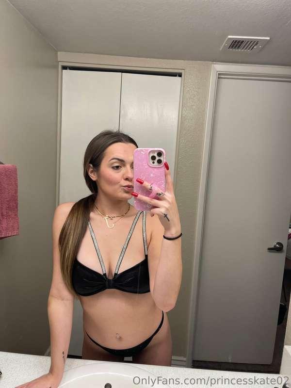 COME GET THIS YUMMY TREATTT 🍬🍩🍪🍭 using my vibrator sends me ..