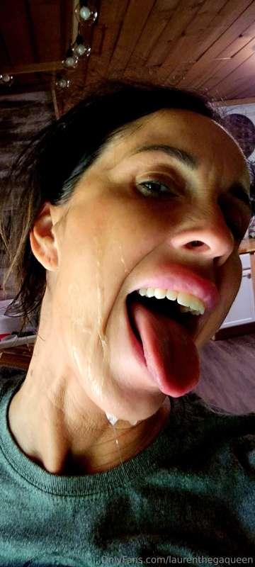 I want every drop on my face... please... more cum?😈