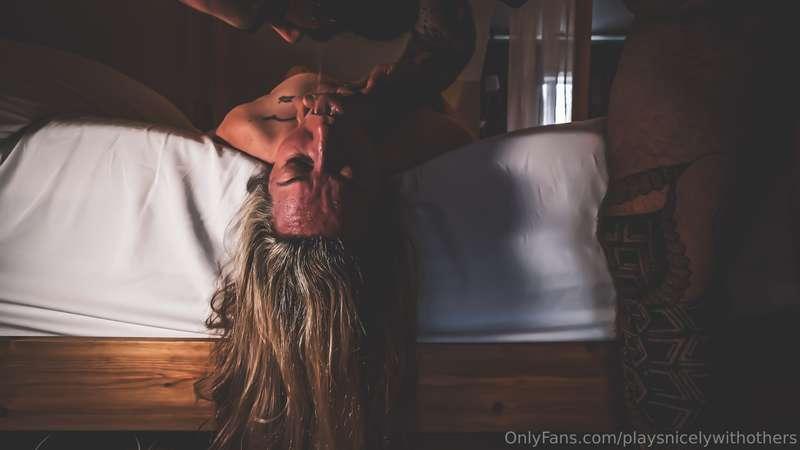 Oh my Jesus. Do you want to see this video? Spitting, 🤚 ing,..