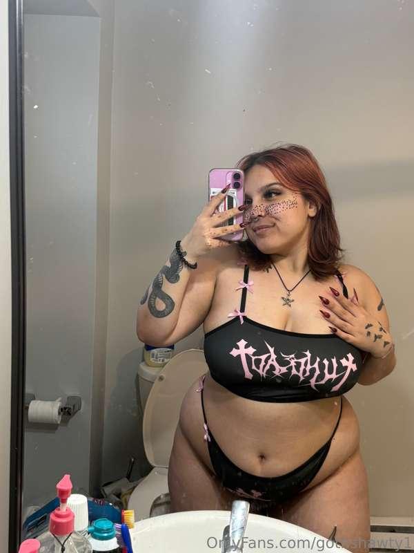 Yesterday’s outfit showcasing my best assets!! 💟