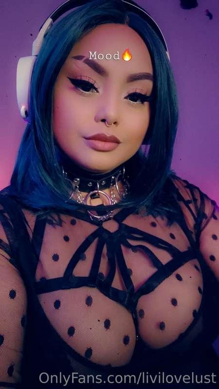 Live now on twitch (hey_olivia_)  Come watch the girl that u..