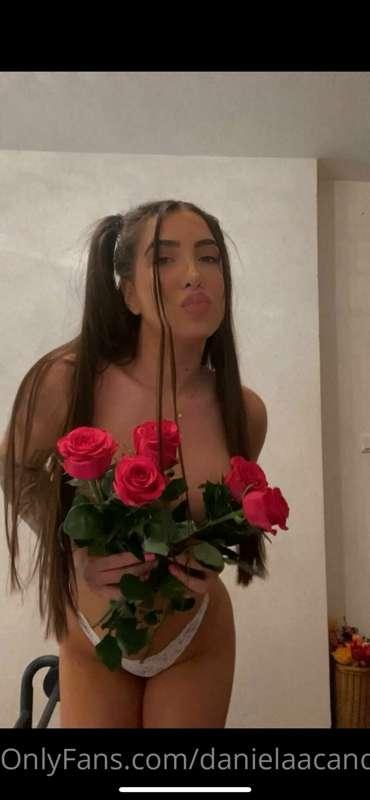 How many roses do i have on my hand?!🥵🤪❤️
Danielacandy 🍬❤️