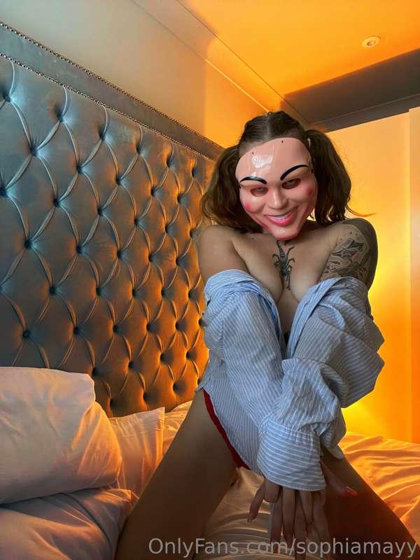 **swipe** to take my clothes off 👉🏼
