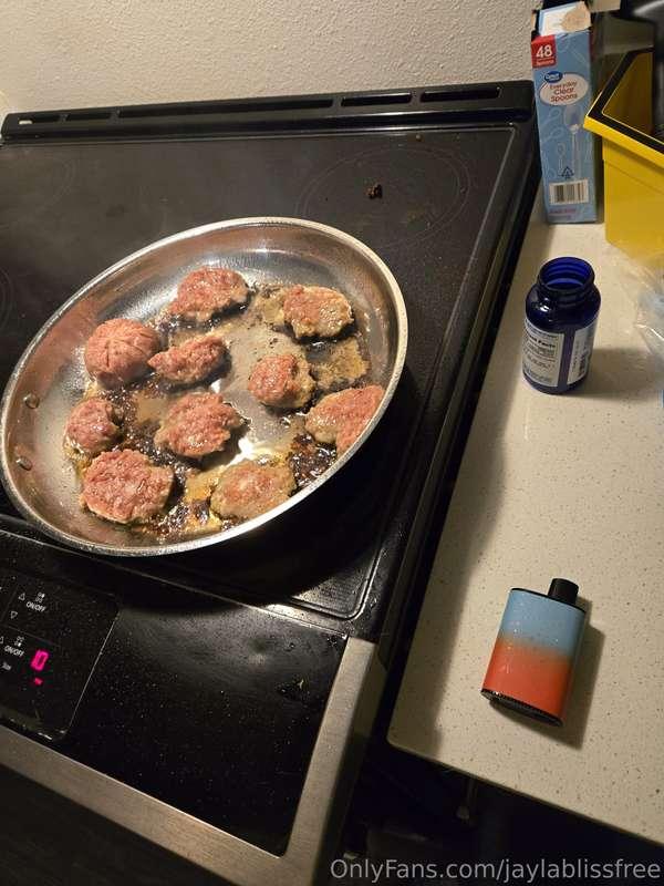 Late night munchies stream happening in 3, 2, 1.... 