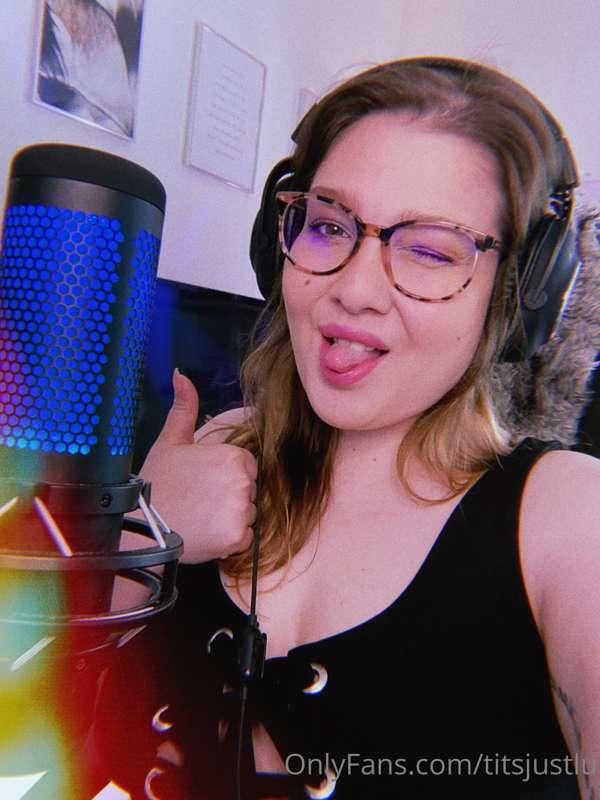 Another pre-stream selfie. I think I’m gonna keep this up. 🤓