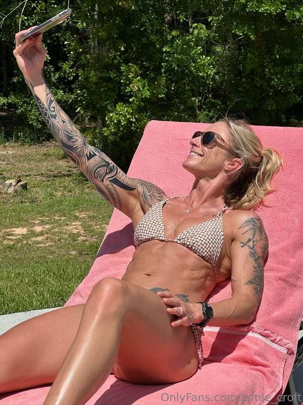 Who’s the lucky fan to receive this selfie? 🤔 😜