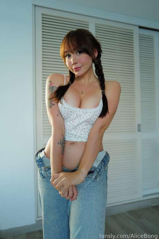 Pleasant days, when the house seems huge and empty, can make you seek intimacy even on warm days. I dress beautifully so that you will be pleased to take off these unnecessary elements for our games. But the joy lies in the details. 😉 I want you to find me and undress me. Let's get started! 🤗💕

#sexy #cute #petite #fyp #naughty #pussy #bobos #tits #brunette
