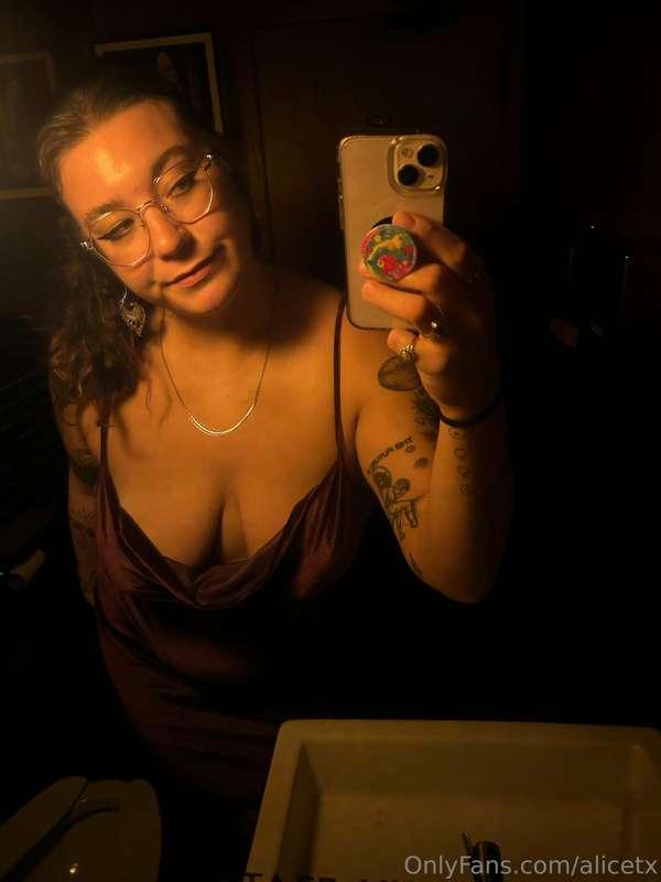 Sexy bathroom lighting means I need to go take sneaky nudes ..