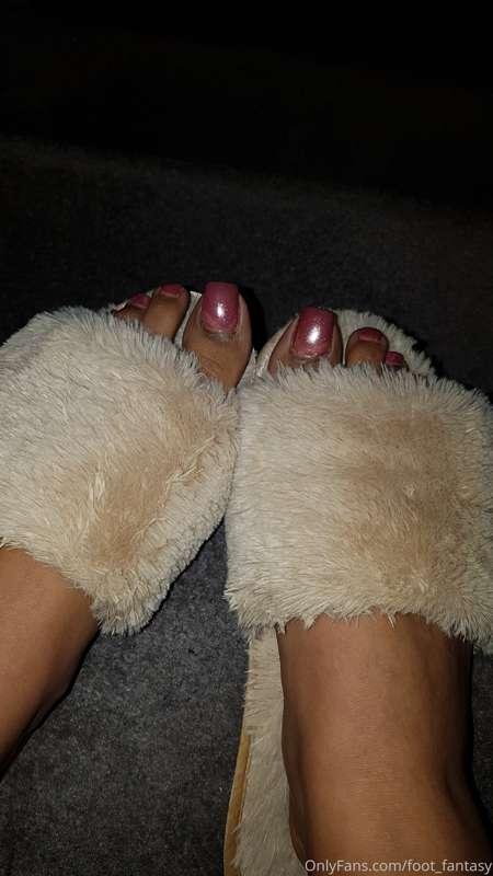 Swipe to watch my slipper fall off
