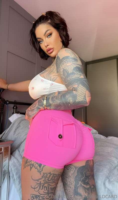 ## does pink suit my ass 🍑💋