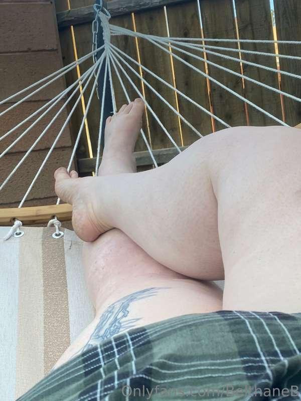 Nothing beats “unwinding” in my hammock after a long day 😉😏
