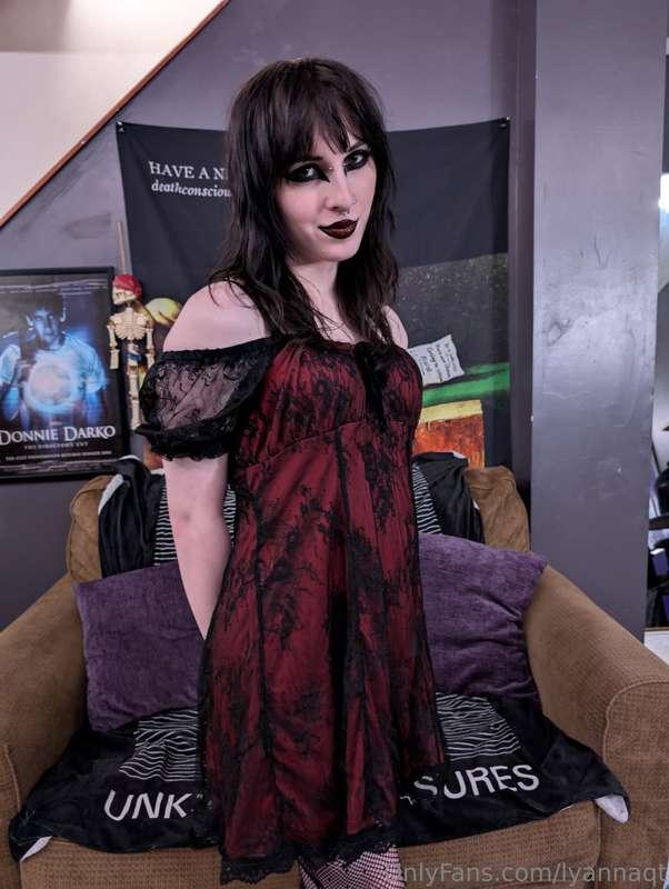Trying some new lipstick out it matches the dress 🖤