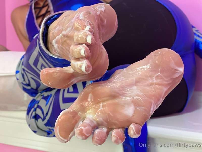 I dressed up like Kitana and gave a footjob to a huge squirt..