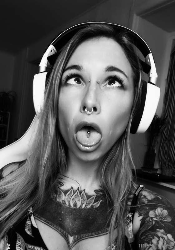 I'd happily make you cum if you come to my private page.. di..