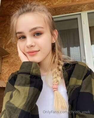 Introducing you a playful 19-year-old beauty @yummysofie
 😈💋..