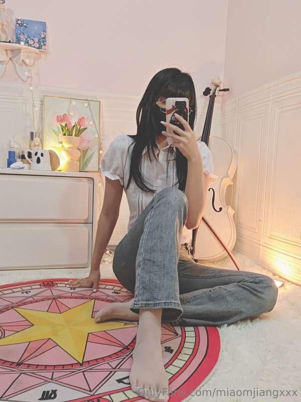 A girl in jeans can still be naughty | 穿牛仔裤的女孩也可以淘气
