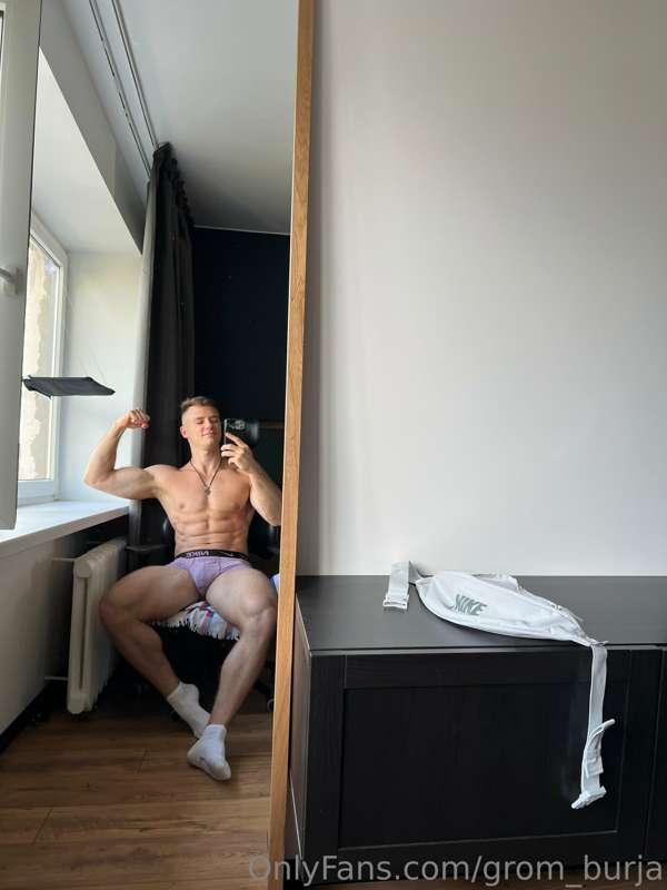 Who likes feet content here? 😏 
Check out my main page!