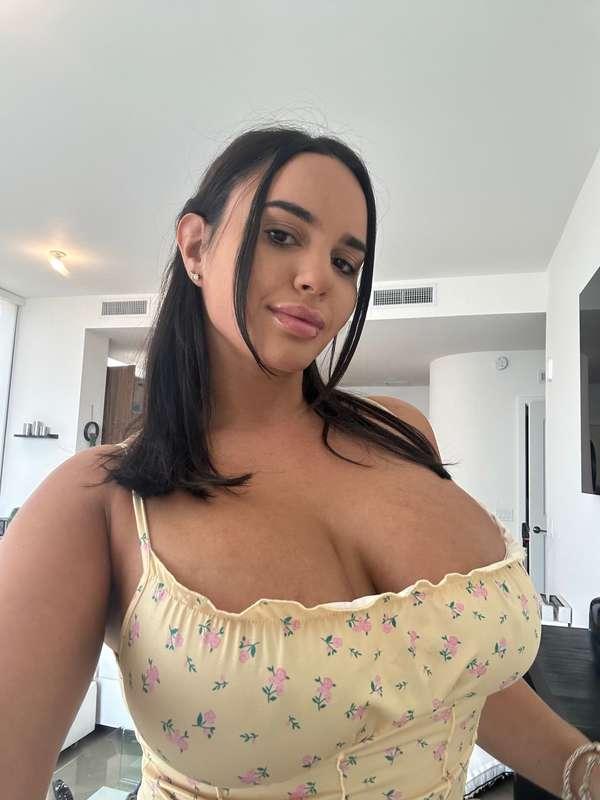 Like seeing me in outfits ? ☺️