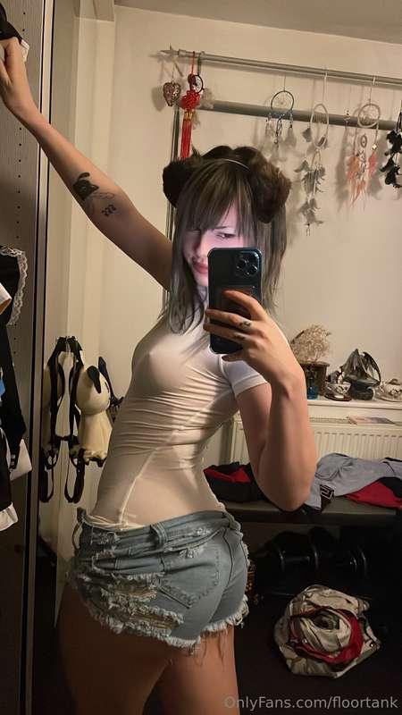 Tease and twerking 😇 I will post nudes and more short videos..