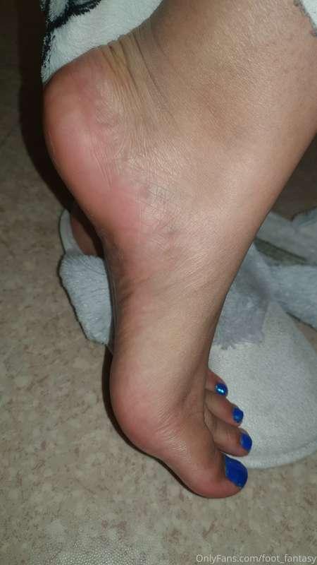 In the kitchen at this time baking 😋 and admiring my toe col..