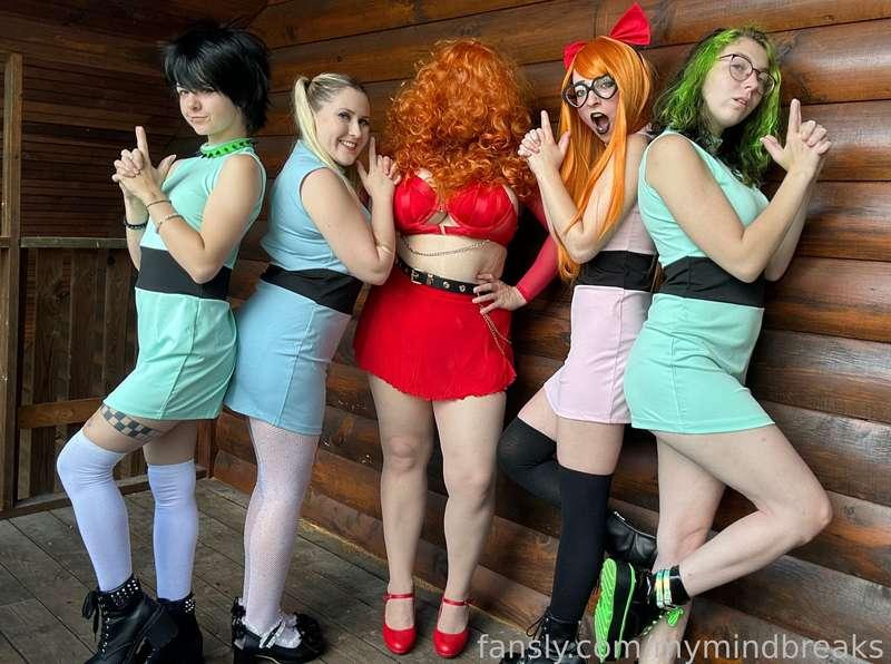 Do you like the powerpuff girls? @Galebkitty @nami3neko @BrooklynSpringvalley @EmmaShay 

#lesbians #lesbian #cosplay #fyp #girlgirl #pale #glasses #punk #grunge #egirls