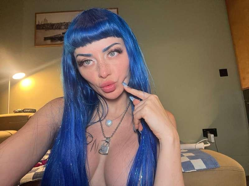 Sending you a biiig blu kiss today 💋💙
