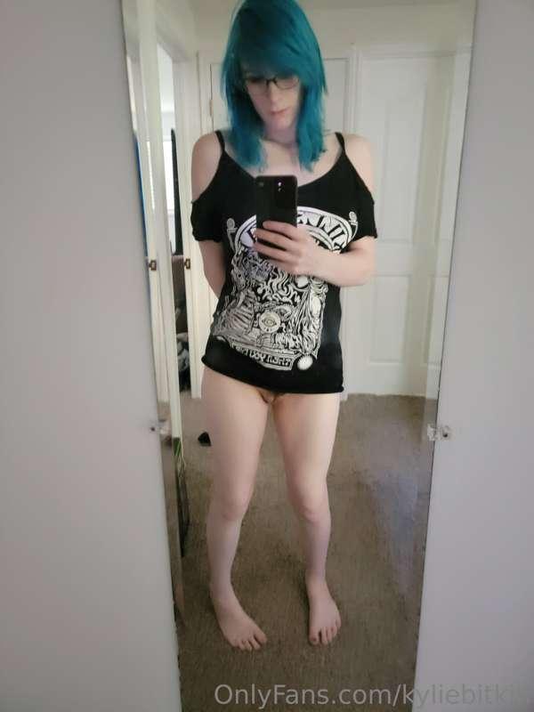 A little pit of pussy peaking out... 😊