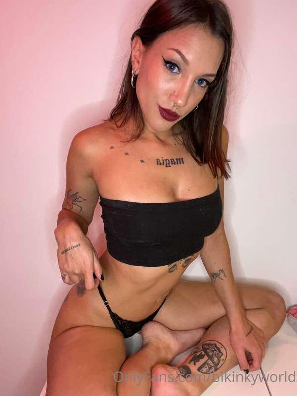 Hi! 🖤 DM me babe 😏