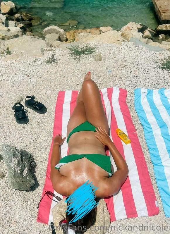 Wanna sunbathe with me? ☀️😉