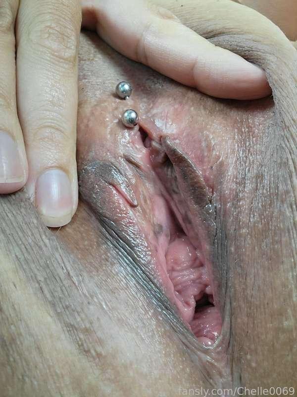Lets get a closer look so you can bury your tongue in there 😏