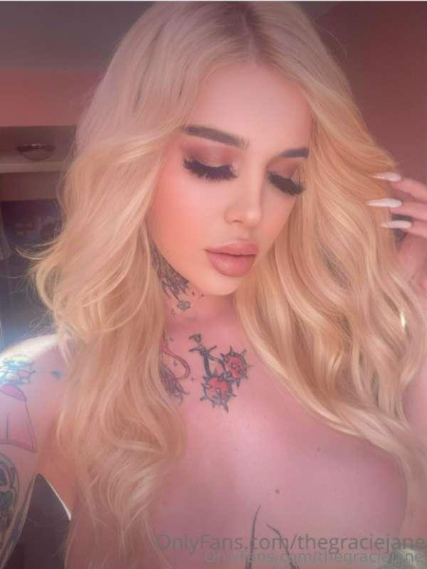 All yours to admire… but I know you want more😘🔥