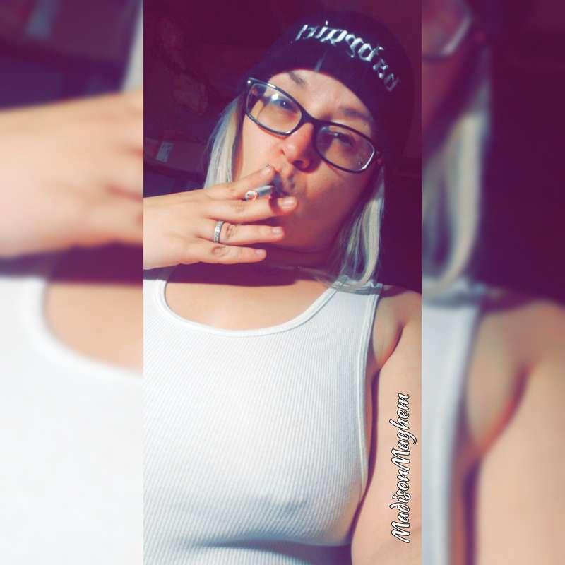 This is how I like to kick it on a Sunday 🚬🖤🎀🖤🚬