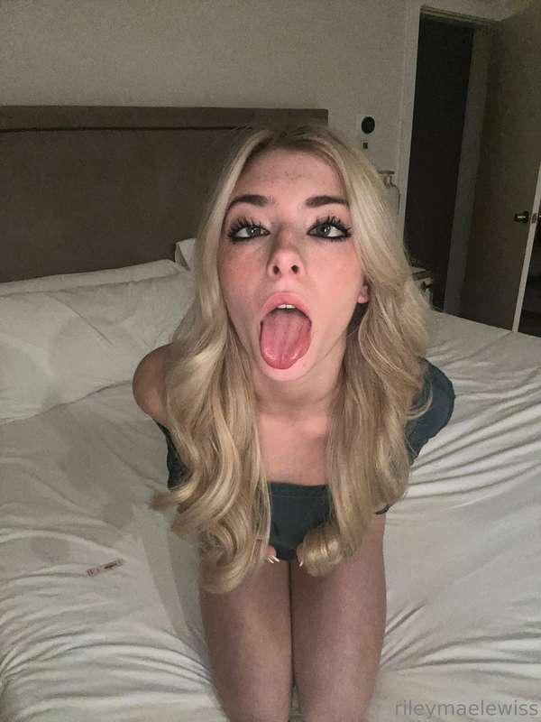 Do I look cute with my tongue out? 👅