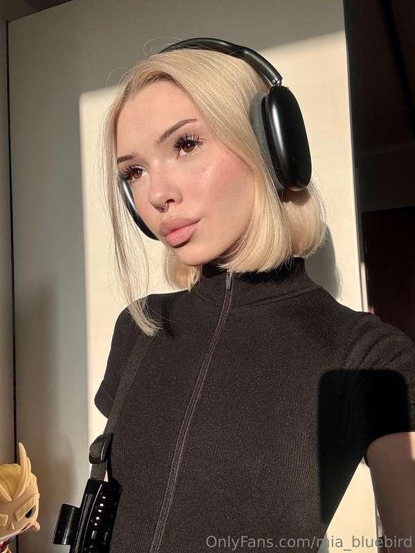 Who knows me well, what's playing in my headphones? 🎧 🪩