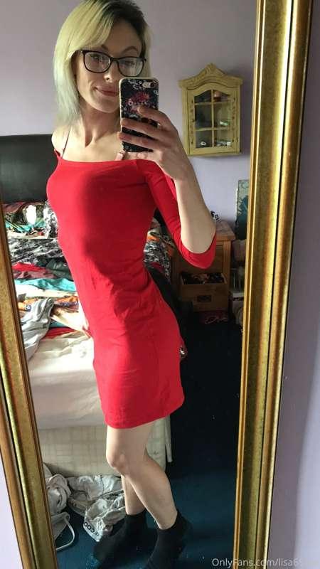 Red dress and a big plug ♥️