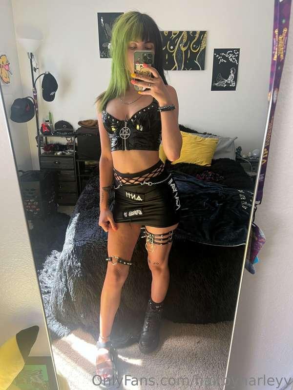 I couldn’t decide which shoes to wear 🤪 What do you think?? ..
