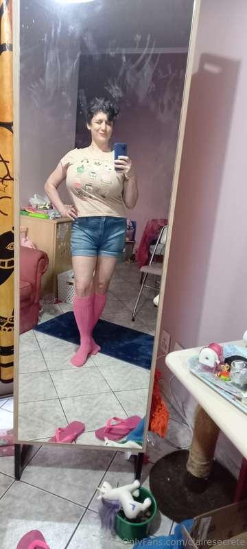 Oh my dirty mirror Is there someone messier than me??