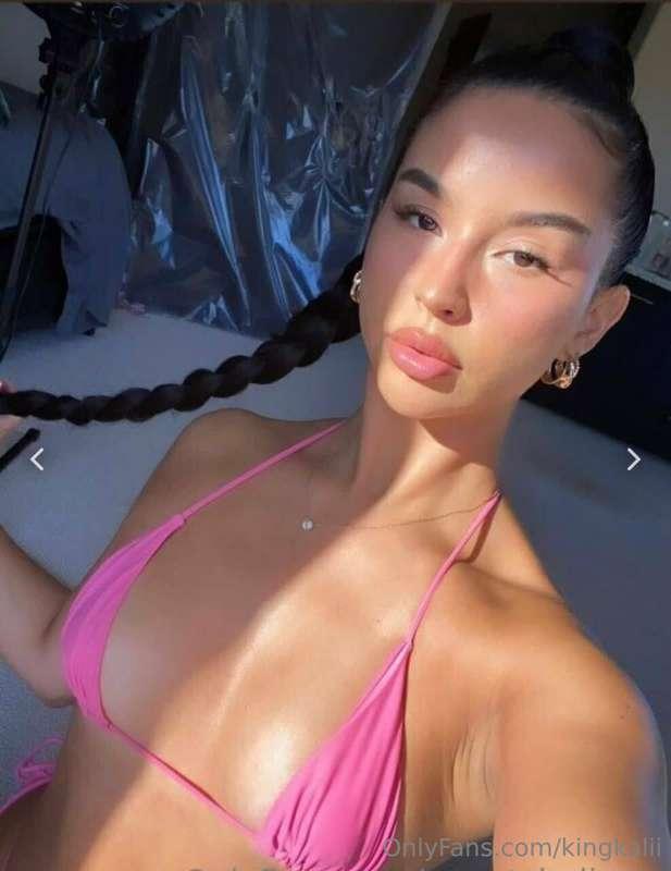 Follow @sweetsbellaxo now! 🤍🩵 She’s ready to SUCK YOU DRY💦💦 ..