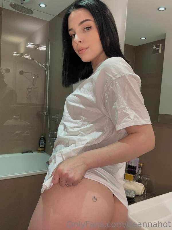 ein schöner Arsch im schönen Badezimmer 😛 
a nice ass in a n..