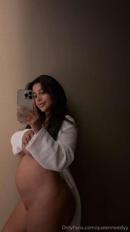 Comment if you wanna see my milf content 🤰🏽