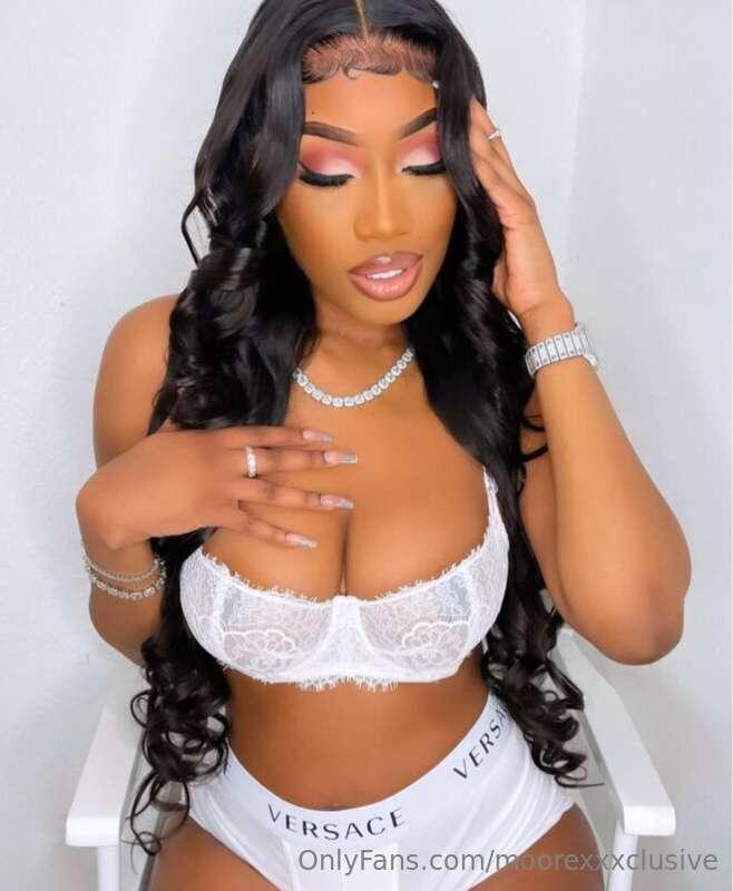 Sexy face, and body.. what more could you ask for 😇