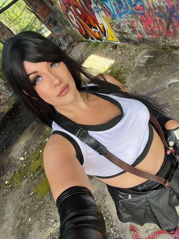 Tifa cosplay selfies from when I shot this cosplay last summer 🥰 
I feel like she’s one of my most popular cosplays for sure, haha!

#fyp #cosplay #tifalockhart #blackhair #tallgirl #stronggirl #muscles 