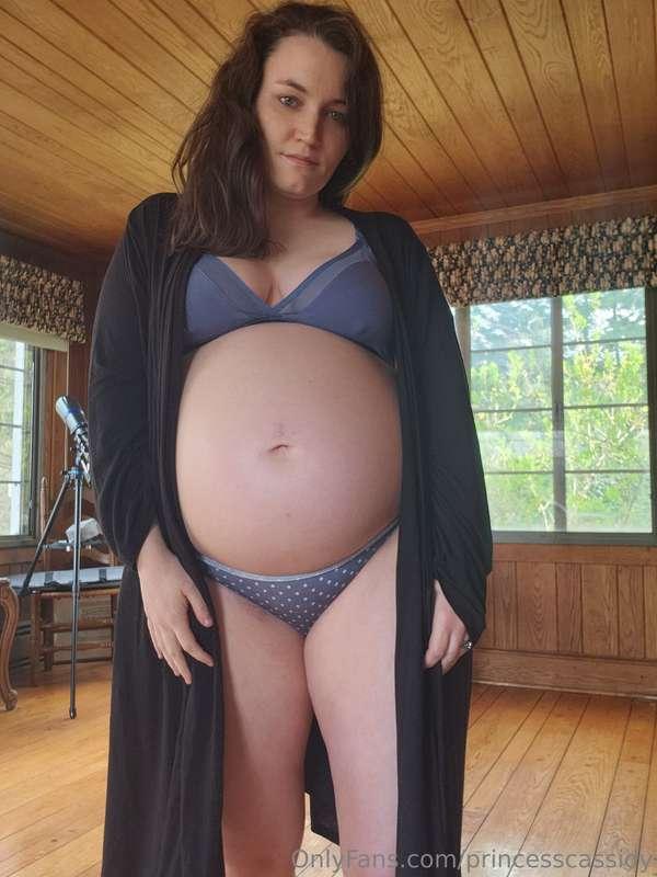 I'm having so much fun looking back at my pregnancy photos. ..